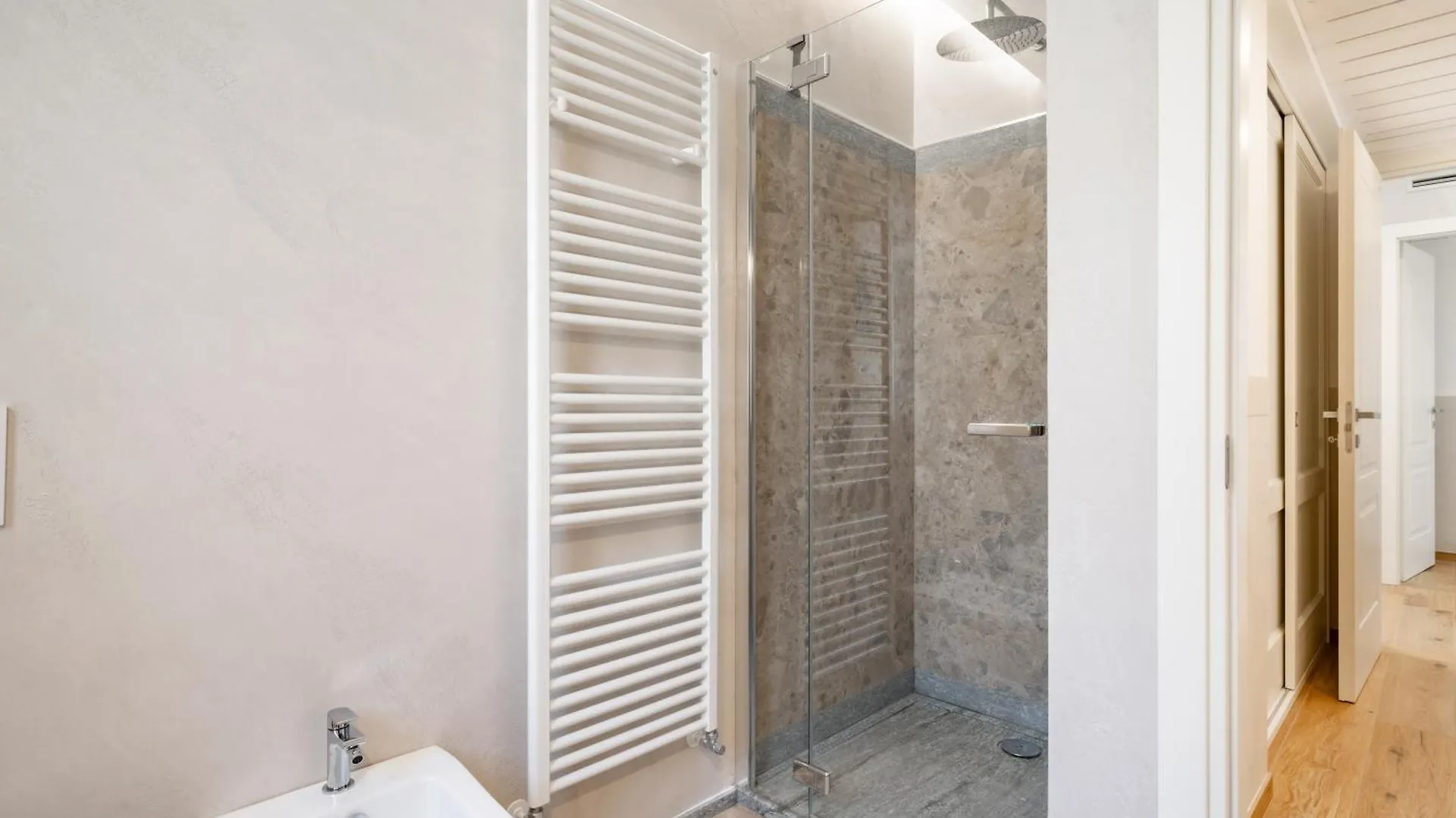 Villa Sunrise - Luxury Property With Pool & Large Private Garden, Few Steps From The Beach, Ideal For Families And People With Mobility Issues Dervio Italien